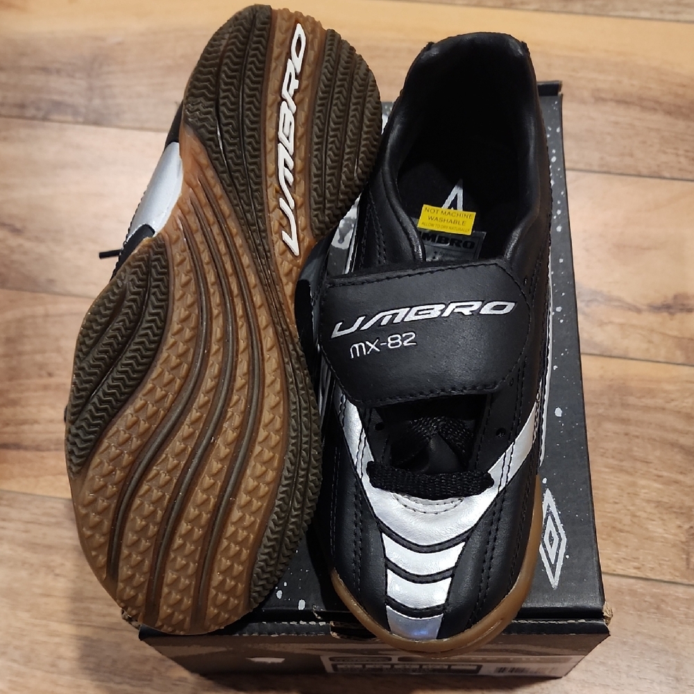 Umbro Black and White MX-82 J IN INDOOR SOCCER SHOES
